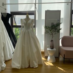 -曼青婚纱礼服馆