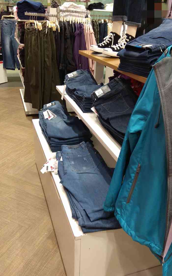 打分 bossini的内衣和袜子都是纯棉的,穿起来蛮舒服.