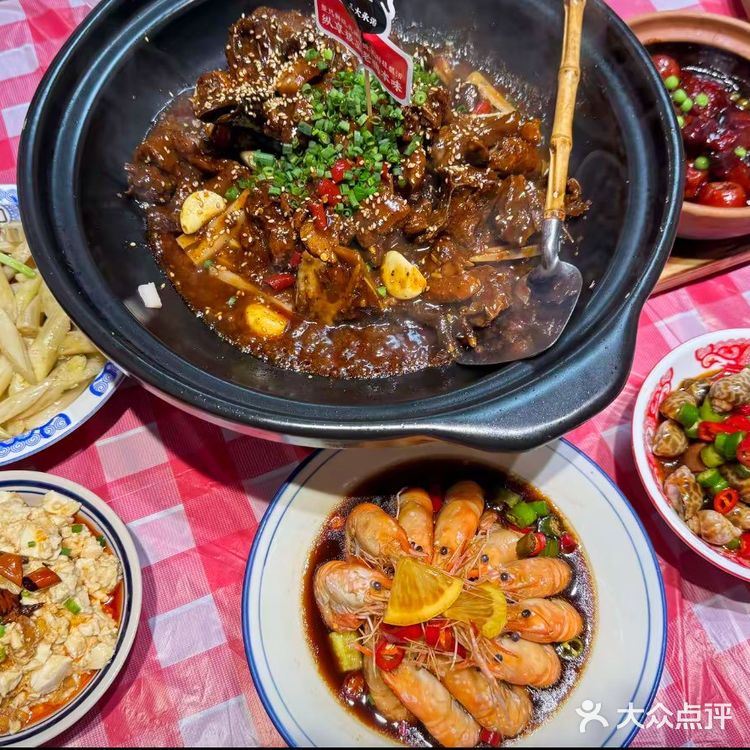 这家黑鸭煲环境舒适，招牌菜品超赞