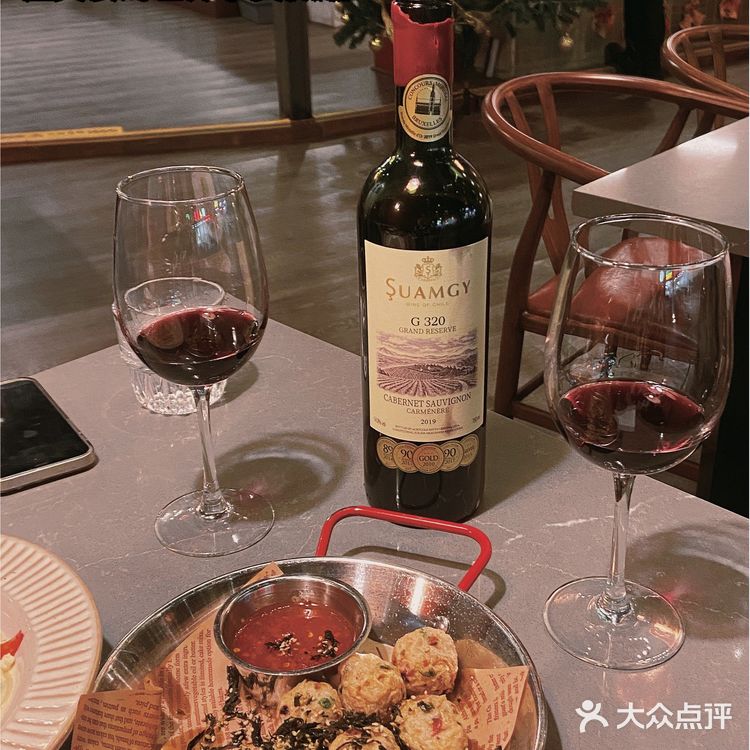   群聚必备仪式感！与好友一起享受牛扒与红酒   