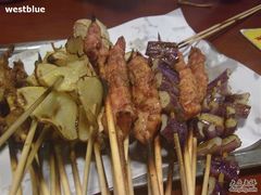 垫底的都是羊肉串-云晓光头烧烤吧(德平路店)