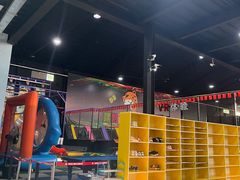 -嘿哟动霸CHUA·新潮玩运动娱乐中心·蹦床滑冰团建乐园