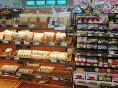 面包甜点陈列柜-全家便利店(梅园路店)