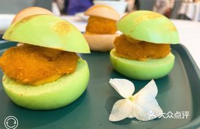 Crab Paste Macaron