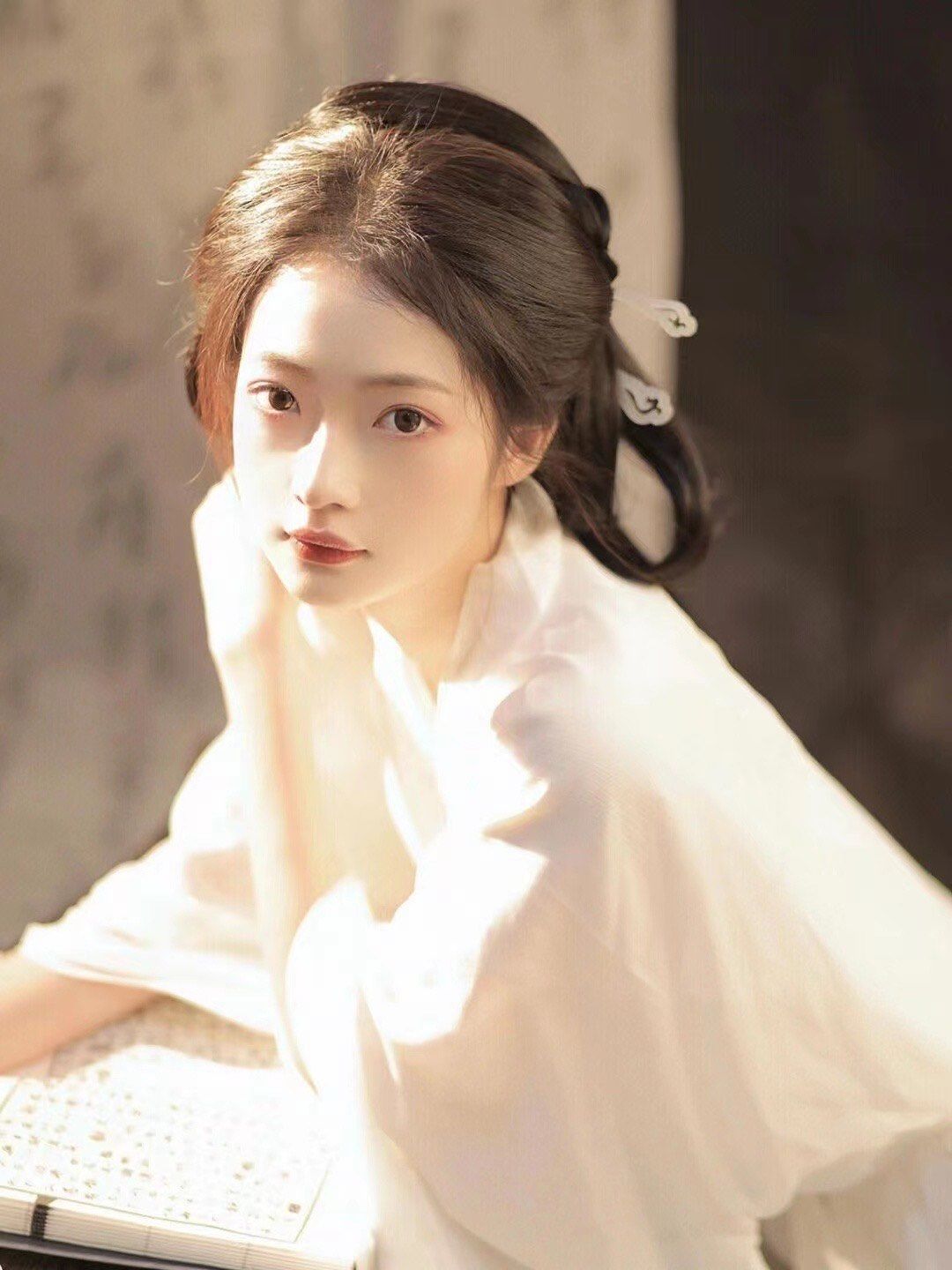 一袭白色汉服搭配飘逸的长发
清冷感不