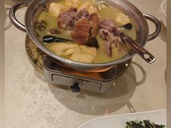 -帅巴人舅母子腊蹄民俗村