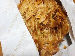 巴旦木羊角包-Salon de The de Joel Robuchon(外滩18号店)
