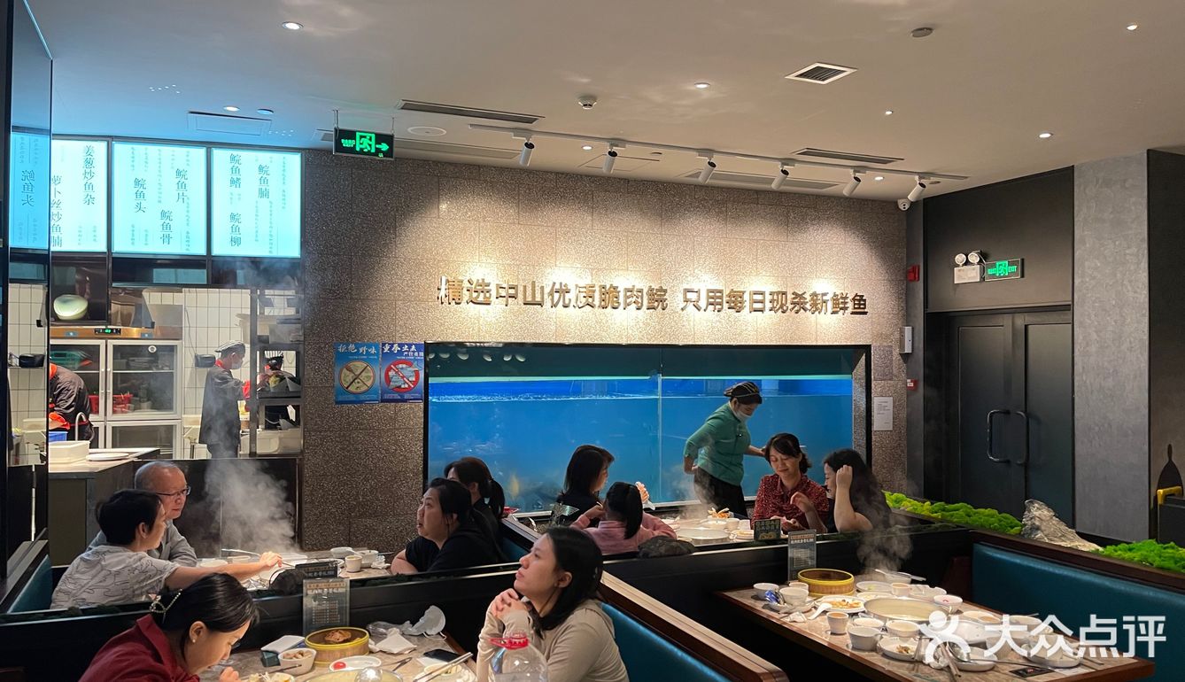 成箱农夫山泉矿泉水作锅底