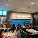 成箱农夫山泉矿泉水作锅底