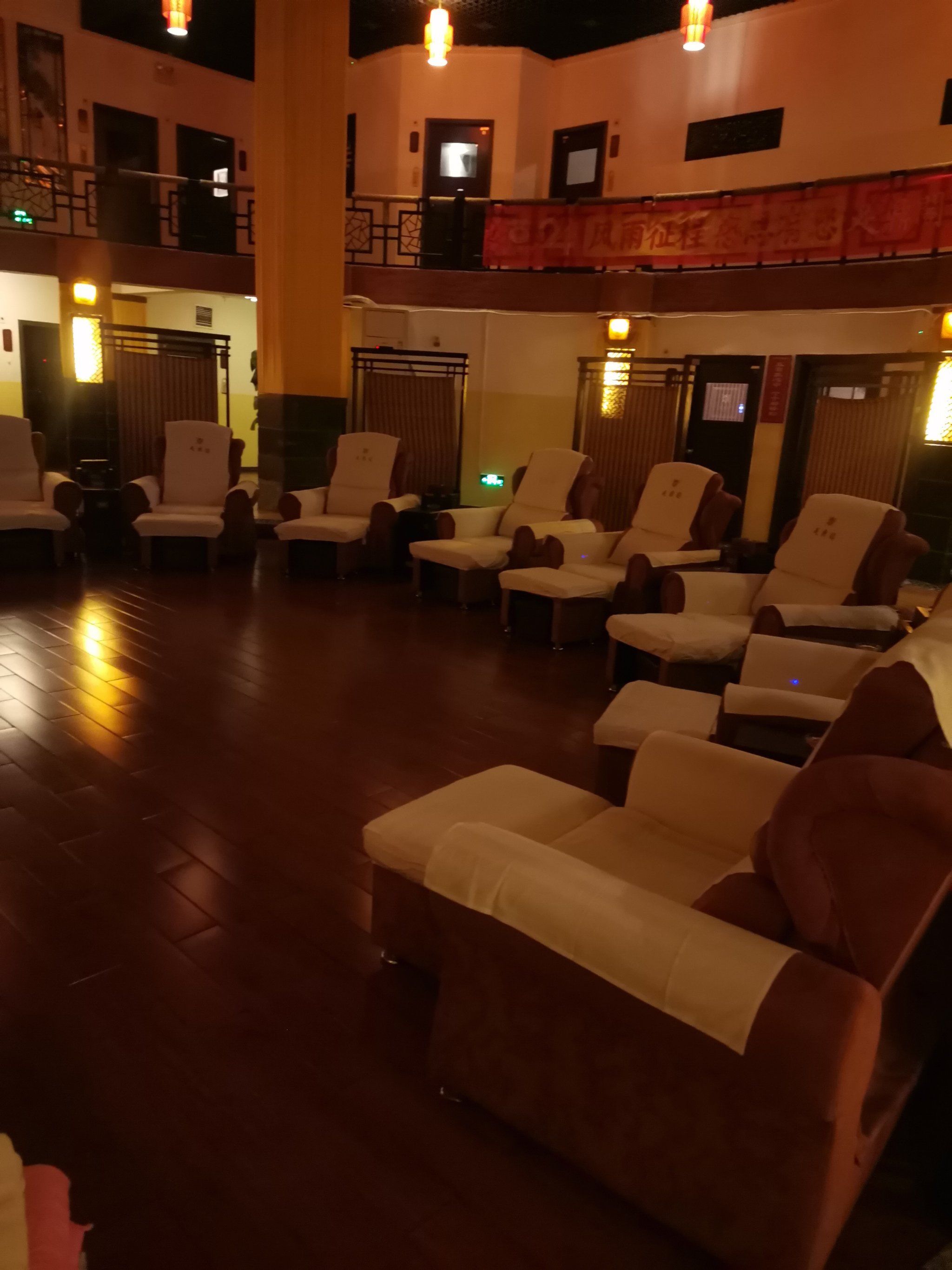 最近常常去的一家沐足店,位于体育中心的足