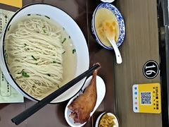 -百年老字号·观振兴蟹黄面·三虾面·苏式面(观前街富仁坊巷店)