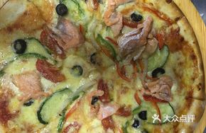 Italian Salmon and Vegetable Pizza