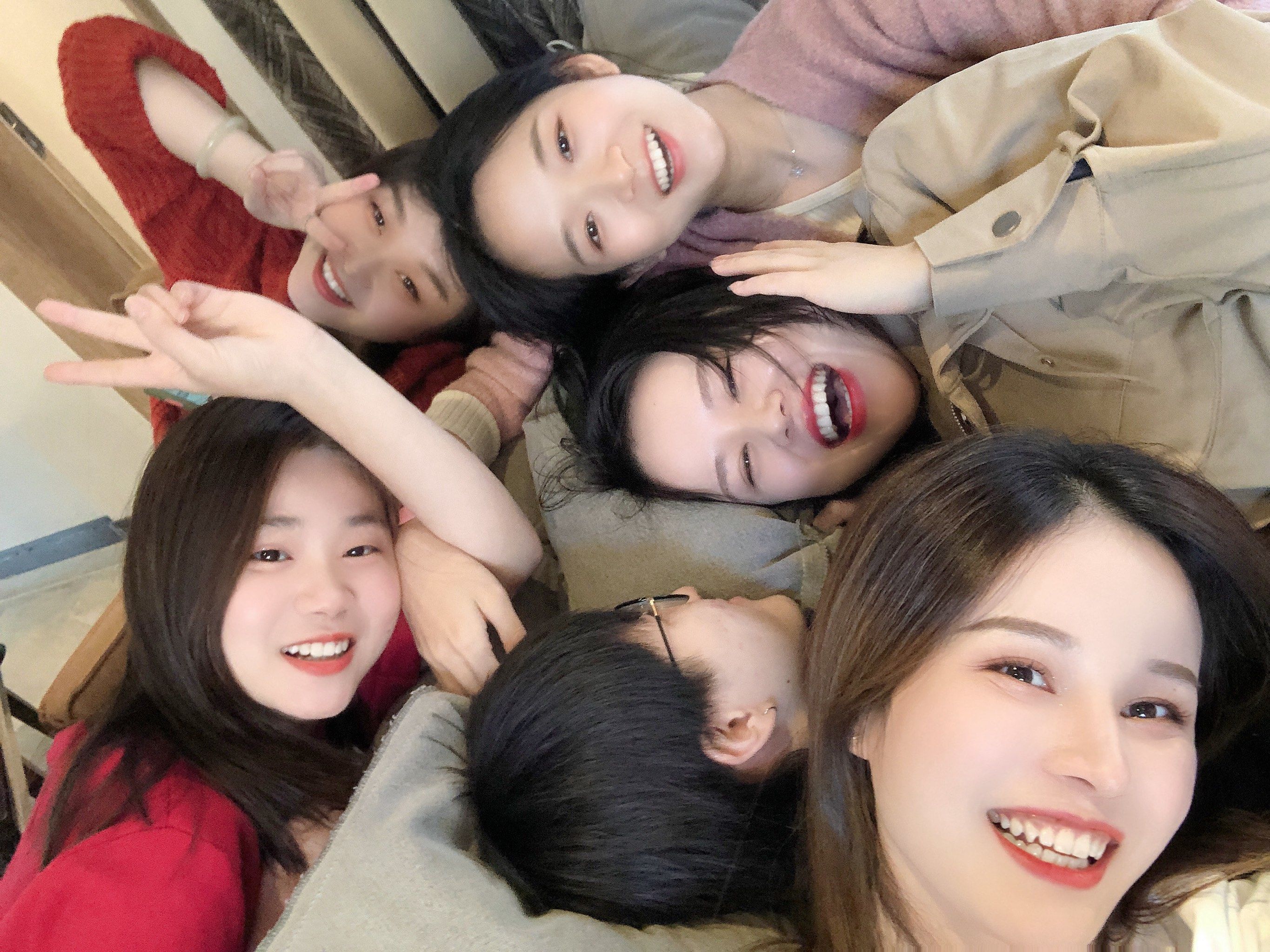 姐妹团聚乐瞬间