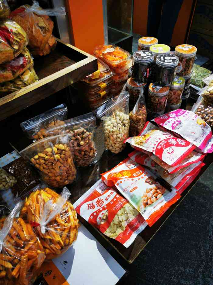 段佩玉重庆奇香花生米-"逛完宽窄巷子,出街看到这家店在排队, .