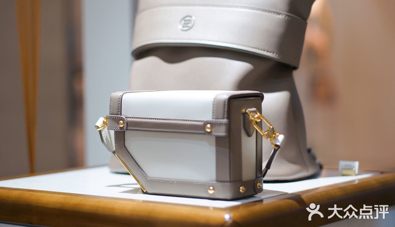 店员小姐姐介绍说是爱马仕菜篮子的同款皮质