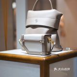 店员小姐姐介绍说是爱马仕菜篮子的同款皮质