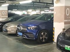 -虹桥火车站-停车场