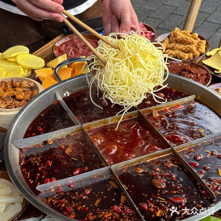 网友没骗我!!!这家社区老火锅真的好好吃🤤