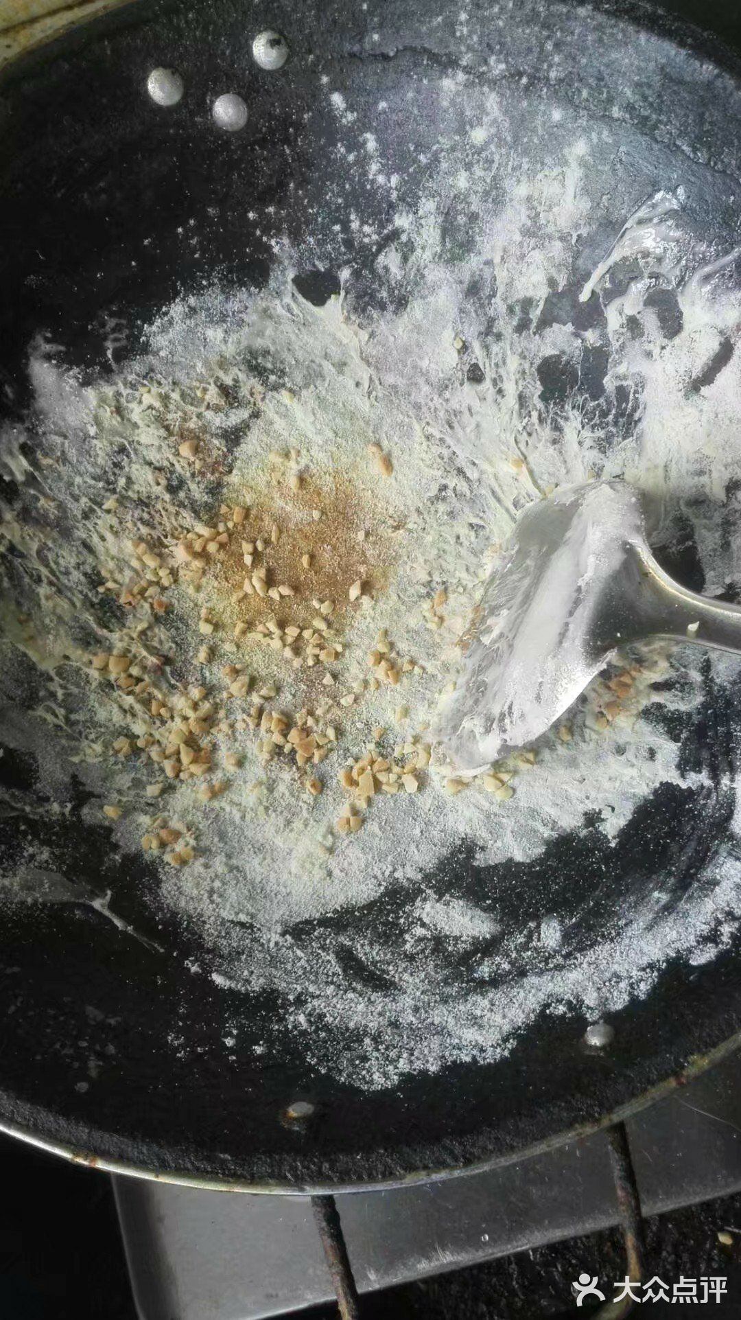 自制牛轧糖，不用烤箱哦！和外面的比起来味道一点也不差！