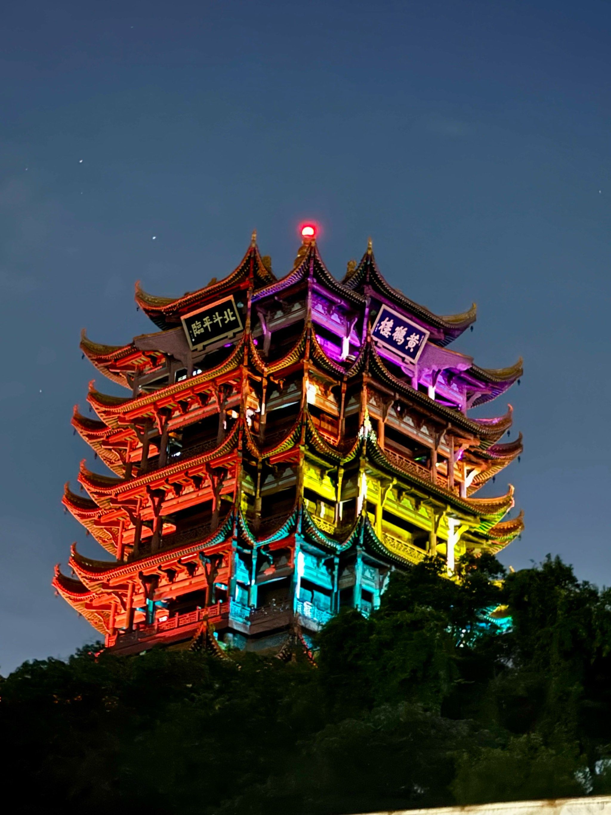 看完黄鹤楼,再一口吃掉黄鹤楼 #黄鹤楼记 黄鹤楼的夜景很美
武汉