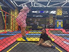 -爱蹦iBOON蹦床运动馆(江汉店)