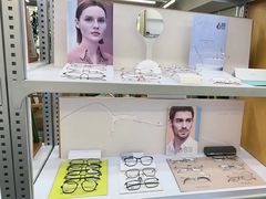 -无奔眼镜·蔡司·依视路授权店(朝阳大悦城店)