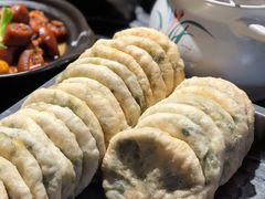 葱肉饼-头上红煨盐鸡·非遗院子餐厅