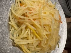 酸辣土豆丝-耶里夏丽·新疆菜·28年喀什老馆(田林东路店)