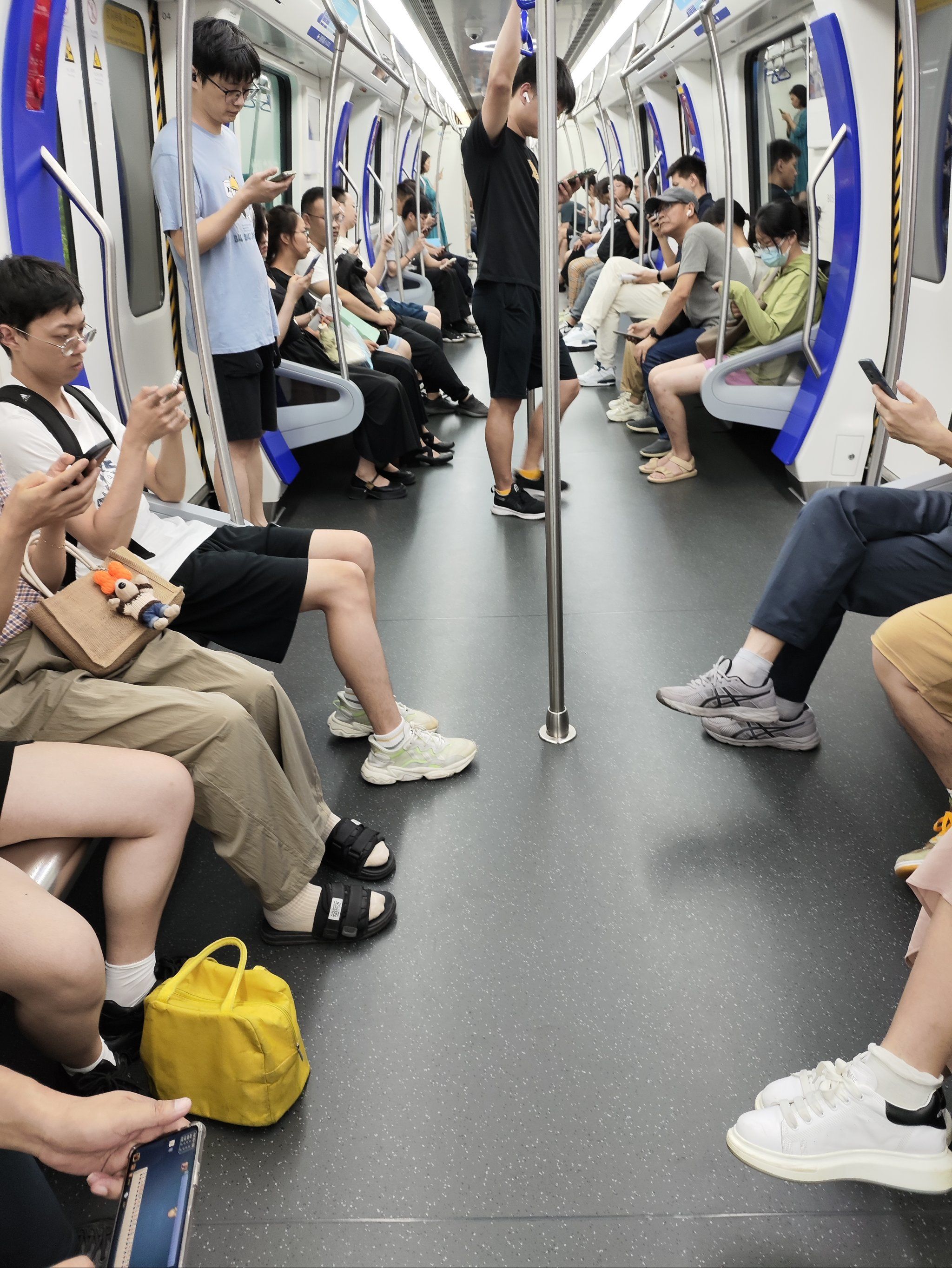 地铁里的拥挤时刻