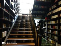 -钟书阁(松江泰晤士小镇店)