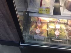 面包甜点陈列柜-红宝石·鲜奶小方·海派西点房(金杨店)