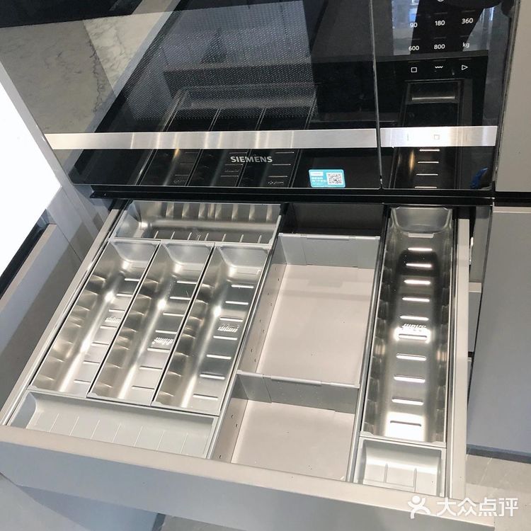 窗台、窗边也全部采用石英石上墙