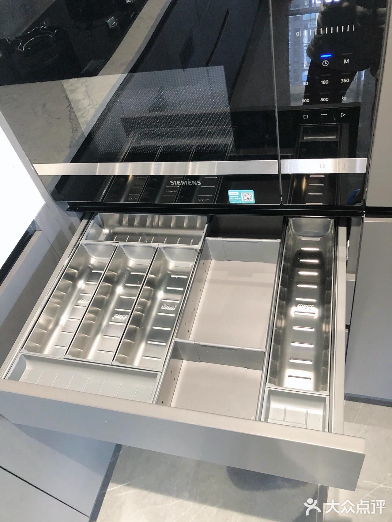 窗台、窗边也全部采用石英石上墙