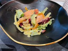 烟熏三文鱼色拉-YUE·6·西式融合餐厅(外滩六号店)