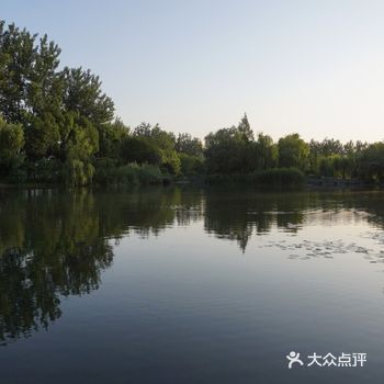 停车️：有专门的停车场；车不少，但能找到车位