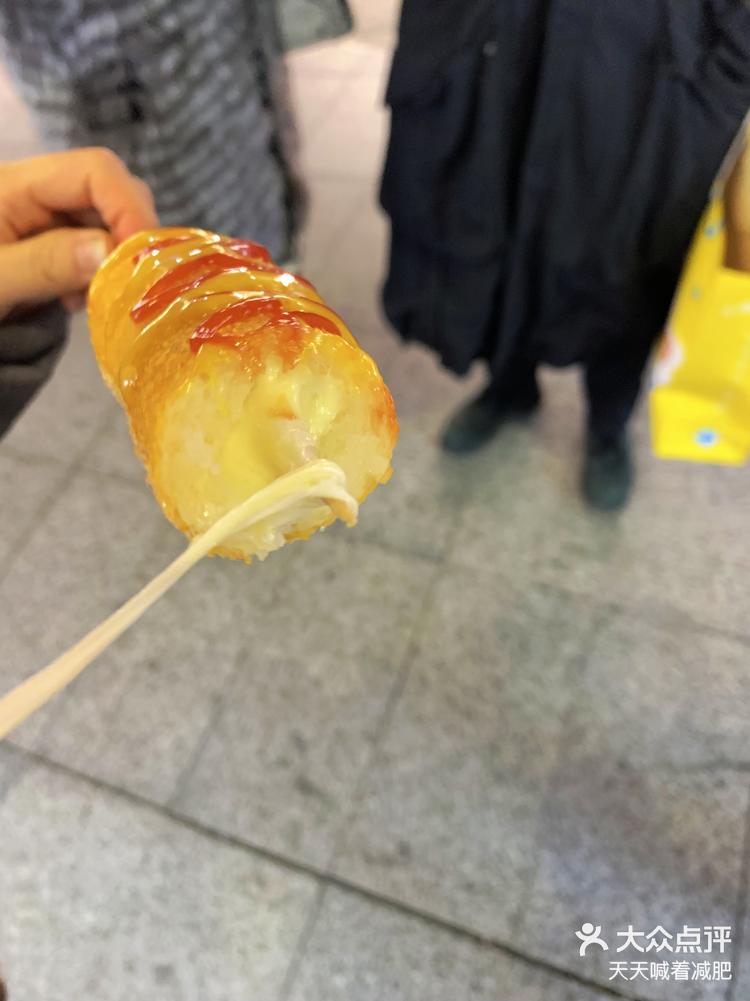 夜晚韩国街上超级能拉拉拉丝儿的炸热狗