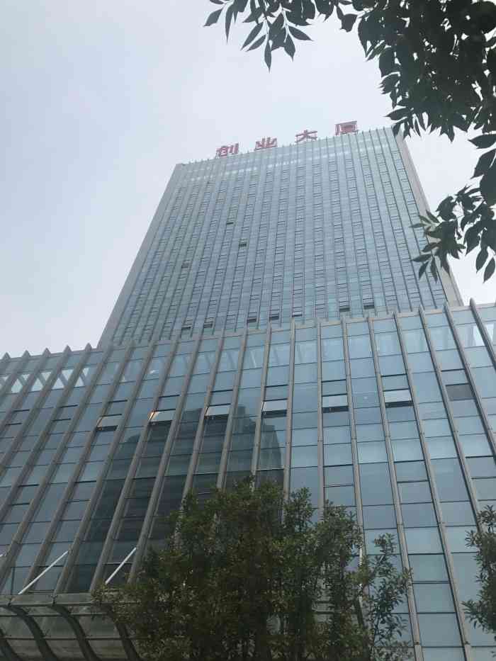 创业大厦"新应聘的公司就在这里.地理位置优越,位于.