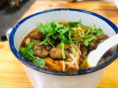 特色红烧肥肠面-胖胖板凳面