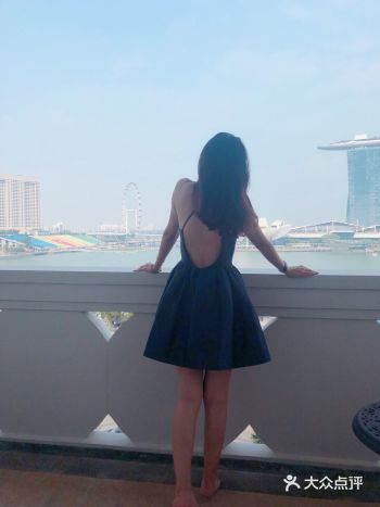 位于中央商务区，距离Clark