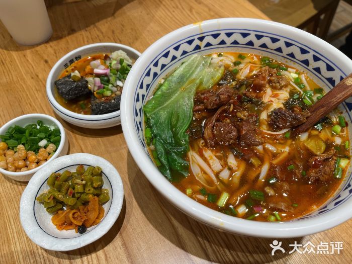 三两粉(深圳南山桃园店)爱吃酸菜牛腩米粉图片