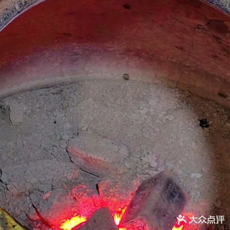这次在渔湾市这里，经过这家邵建华师傅梅干菜扣肉饼时