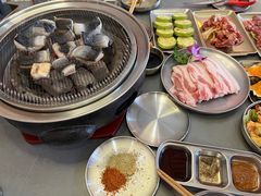 -围炉肉舍•炭烤活鳗•丹东海鲜烤肉(步行街店)