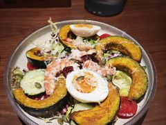 咸蛋黄烤贝贝南瓜鲜虾沙拉-一沙一城·岩烤牛扒(深圳首店)