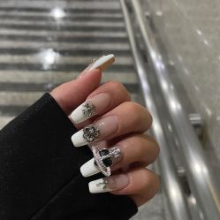 -花岐款式专研健康美甲沙龙