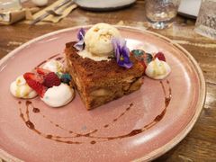 胡萝卜蛋糕配香草冰激凌-FLOVIE FLORIST CAFE