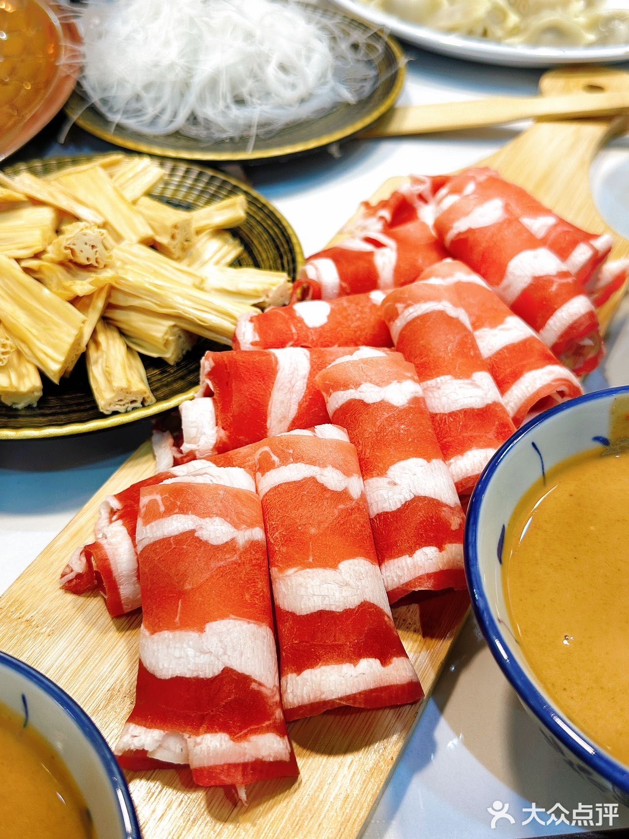 在武汉，可以品尝到正宗的老北京涮肉