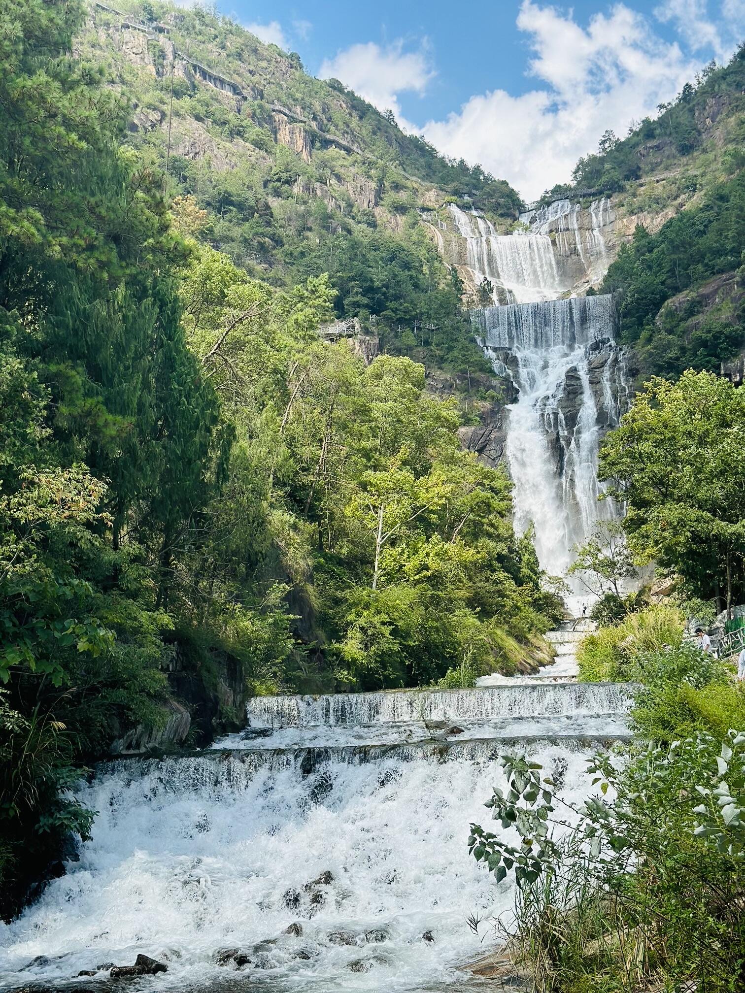 梁皇山瀑布图片