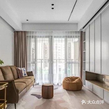 本案是一套面积为102平米的三居室，整体设计以简约实