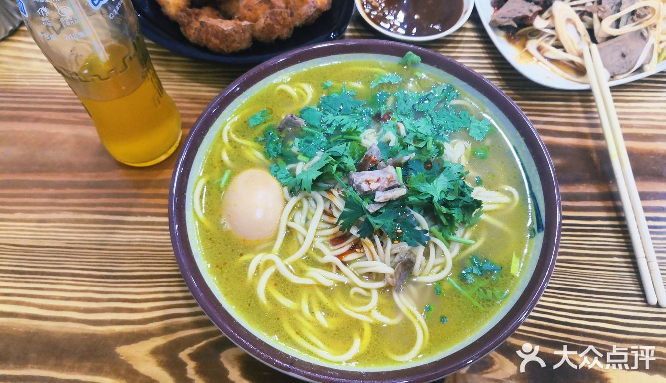 特色的黄汤拉面