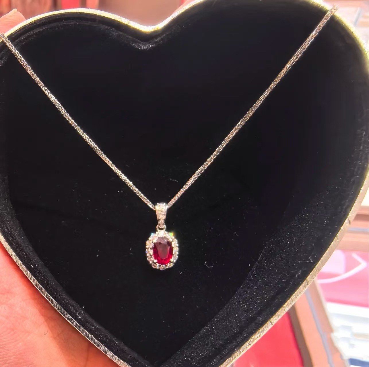 红宝吊坠